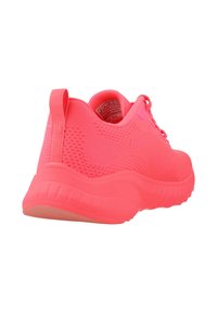 Scarpa sportiva rosa con una tomaia in mesh traspirante, dettagli testurizzati, contrafforte per il tallone di supporto e suola in gomma per una buona aderenza.