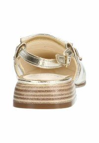 Gouden metallic sandaal met een ronde teen en een achterband, voorzien van een gesp. De zool is bruin met subtiele horizontale strepen.