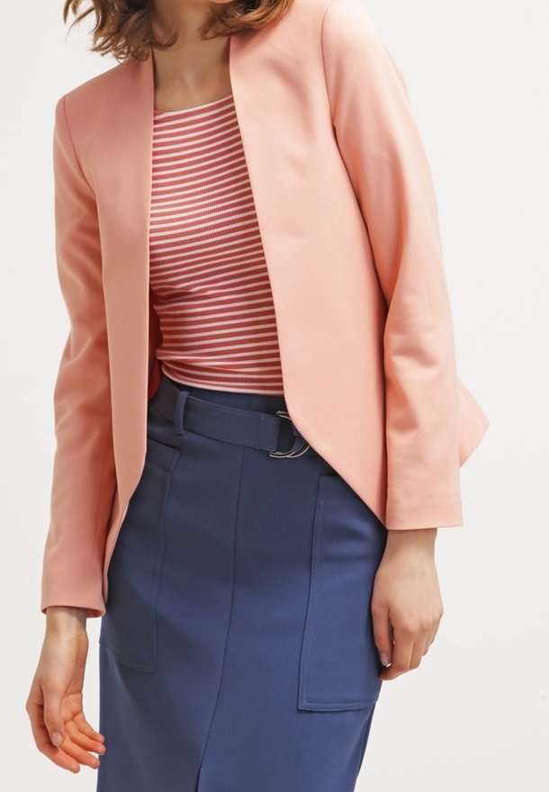 Růžový blejzr přes červený a bílý pruhovaný top, kombinovaný s námořnickou tužkovou sukní s opaskem a kapsami. Hladké textury a upnutý střih.