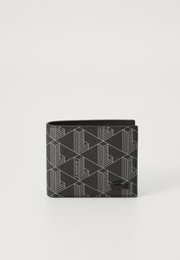 Czarny portfel z geometrycznym wzorem w białym kolorze, wykonany z teksturowanego materiału z akcentem logo Lacoste z przodu. Design w formie składanej.