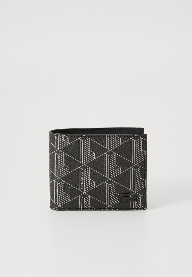 Črna denarnica z geometričnim vzorcem v beli barvi, narejena iz teksturiranega materiala z dodatkom logotipa Lacoste na sprednji strani. Dvojno prepognjena zasnova.