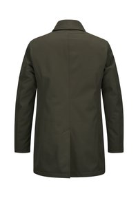 Dunkelolivgrüner Mantel mit langen Ärmeln, Kragen, Mittelnaht hinten und einem kleinen Schlitz im unteren Rückenbereich.