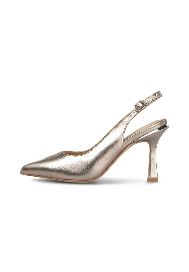 Zapato de tacón alto en color dorado metálico con una puntera afilada y un tacón delgado. Incluye una correa con hebilla lateral y una textura de cuero suave.