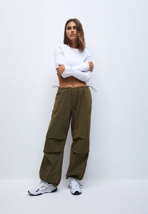 LOOSE-FIT PARACHUTE - Trousers - khaki
