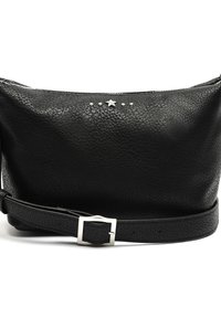 Juodas odinis per petį nešiojamas krepšys su grublėta tekstūra, sidabriniu žvaigždės akcentu, penkiomis mažomis sidabrinėmis smeigėmis ir plokščiu reguliuojamu dirželiu.