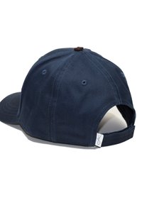 Marineblaues Baseballcap aus Baumwolle, mit gebogenem Schirm, Belüftungslöchern und einem verstellbaren Riemen auf der Rückseite mit einem kleinen Logosticker.