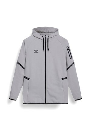 Chaqueta con capucha de cremallera completa en gris claro, con ribetes negros, logo de la marca en negro, bolsillo con cremallera en la manga y franjas decorativas negras en las mangas y los bolsillos.