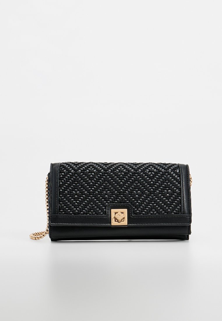 Zwarte geweven clutch met gouden twist-lock sluiting en kettingband, rechthoekige vorm, geplaatst op een witte ondergrond.