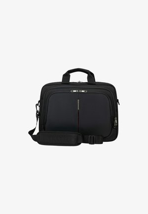 Borsa per laptop nera rettangolare con tasca frontale con zip, maniglie doppie e tracolla regolabile con imbottitura su sfondo bianco.