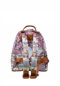 Zaino con motivo floreale, dettagli in pelle marrone e spallacci regolabili color sabbia. Esterno in tessuto con un design di scena urbana dettagliato.