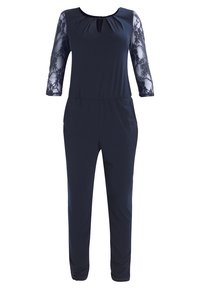 Marinblå jumpsuit i mjukt tyg med spetsärmar i tre fjärdedelar, en nyckelhålsringning och en avslappnad passform genom benen.