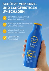Blaue Plastikflasche von NIVEA SUN Sonnencreme mit gelbem Deckel. Enthält CITRACELL-Protect™ mit Vitamin C, SPF 50+ und verspricht 48 Stunden Feuchtigkeit.