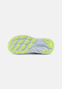 Suola di scarpa da corsa Hoka in grigio e giallo brillante. Presenta un motivo di battistrada testurizzato con forme variabili per aderenza e stabilità.