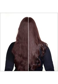 Twee secties van lang, donker bordeauxrood haar worden getoond. De linkerkant is golvend, terwijl de rechterkant stijl en glanzend is, met een gladde textuur.