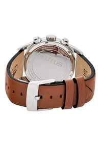 Reloj con correa de cuero marrón y caja de acero inoxidable, botones de cronógrafo y fondo grabado. Presenta una textura suave y una hebilla segura.
