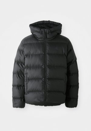 Schwarze Steppjacke mit Reißverschluss, Kapuze und gesteppten horizontalen Abschnitten. Hat eine strukturierte Oberfläche und ein Logo-Detail auf der Brust.