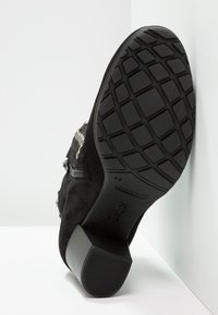 Gabor Tronchetti - black