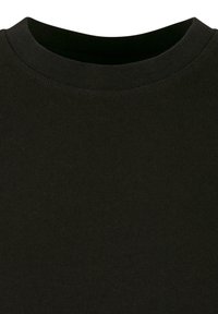 Gros plan d'un t-shirt noir à col rond montrant l'encolure et la texture du tissu.
