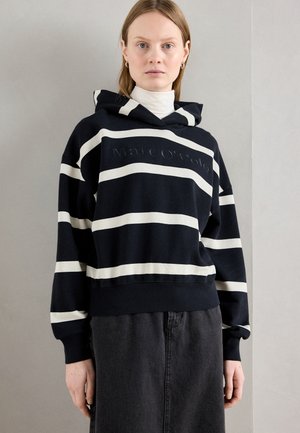 Marine gestreifte Kapuzenjacke mit weißen horizontalen Linien, ausgestattet mit einem Logo auf der Brust, einer Kordelzugkapuze und weichem, strukturiertem Stoff.