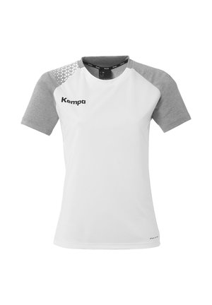 Witte sportieve T-shirt met grijze korte mouwen, geometrisch patroon op de schouder en zwart "Kempa" logo. Gemaakt van glad, ademend materiaal.