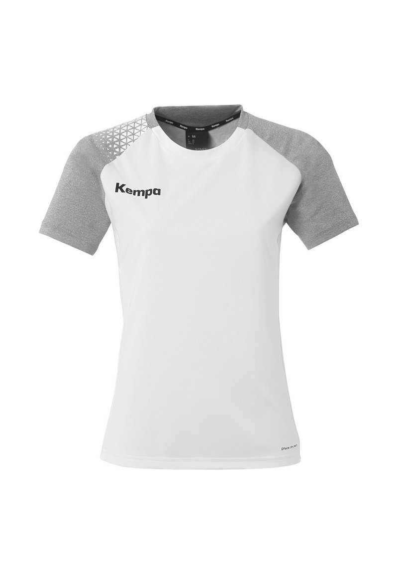 T-shirt sportivo bianco con maniche corte grigie, motivo geometrico sulla spalla e logo nero "Kempa". Realizzato in materiale liscio e traspirante.