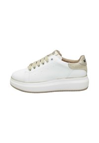 Sneaker bianco con dettagli e lacci beige, caratterizzato da una tomaia in pelle liscia, un dettaglio testurizzato sul tallone e una suola spessa e discreta.