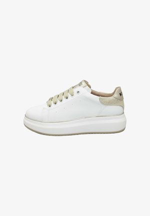 Sneaker bianco con dettagli e lacci beige, caratterizzato da una tomaia in pelle liscia, un dettaglio testurizzato sul tallone e una suola spessa e discreta.