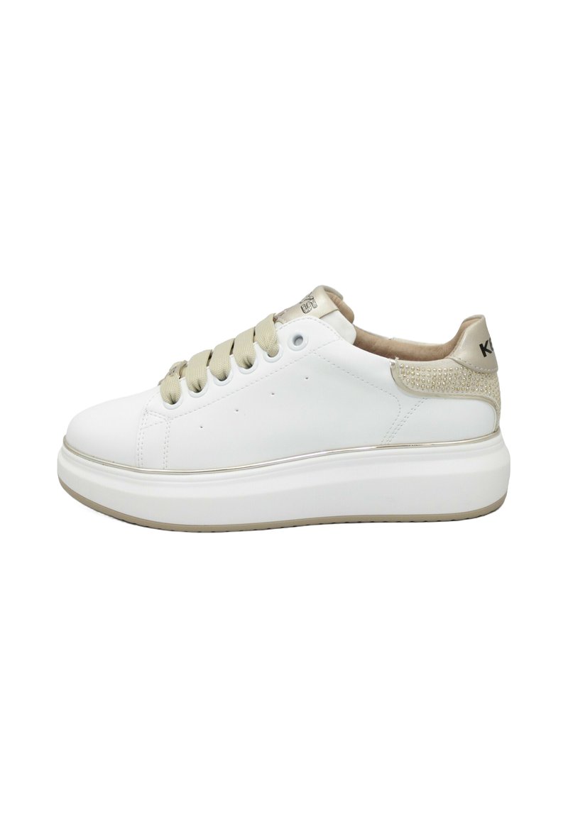 Sneaker bianco con dettagli e lacci beige, caratterizzato da una tomaia in pelle liscia, un dettaglio testurizzato sul tallone e una suola spessa e discreta.