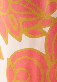 Patroonstof met grote, gedraaide bloemontwerpen in roze en goud op een crèmekleurige achtergrond. Gladde textuur, levendige kleuren.