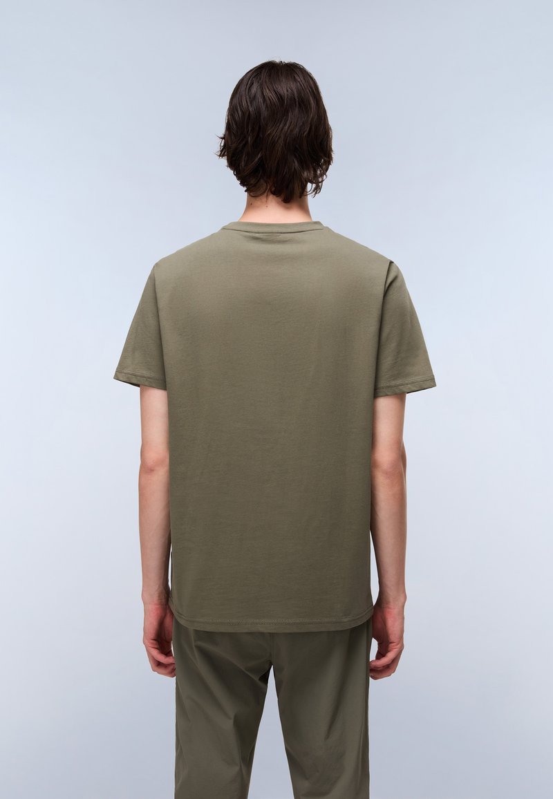 T-shirt verde oliva a maniche corte con scollatura rotonda e taglio dritto. Realizzato in morbido cotone, con una trama liscia e dettagli di cucitura minimi.