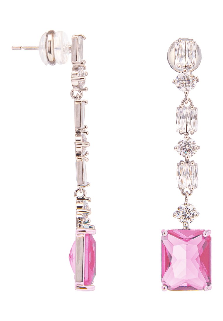 Boucles d'oreilles pendantes avec une pierre rectangulaire rose, des accents en argent et des cristaux transparents disposés dans un design linéaire.