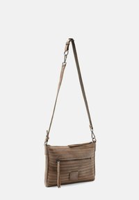 Bolso cruzado de piel marrón con textura de bandas horizontales, bolsillo frontal con cremallera, correa ajustable y desmontable, y detalle de parche con el logotipo.