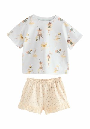 Krátky rukáv pyžamový set s bielym topom, ktorý má farebné ilustrácie víl a kvetov, v kombinácii s broskyňovými šortkami a čipkovým lemovaním.