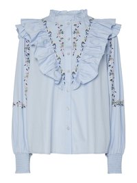 Camicia azzurra chiara con colletto e polsini arricciati, caratterizzata da ricami floreali lungo la parte anteriore e le maniche. Realizzata in tessuto morbido.