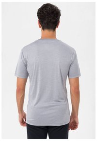 Grå kortærmet t-shirt lavet af blødt stof, med en standard rund hals og en afslappet pasform, med glat overflade og ingen synlige designs.