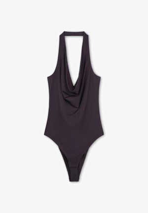 Costume da bagno a collo alto di color viola scuro con un design anteriore drappeggiato, texture liscia e aperture alte sulle gambe. Accenti minimi, forma aderente.
