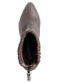 Stivaletto alla caviglia con punta affusolata in pelle taupe, presenta un design arricciato alla caviglia, zip laterale e una texture liscia con una leggera lucentezza.