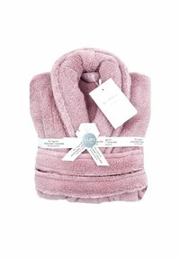 Accappatoio rosa chiaro realizzato in morbido materiale plush, con colletto a scialle, legato con un nastro bianco decorato da etichette e dettagli di cucitura decorative.
