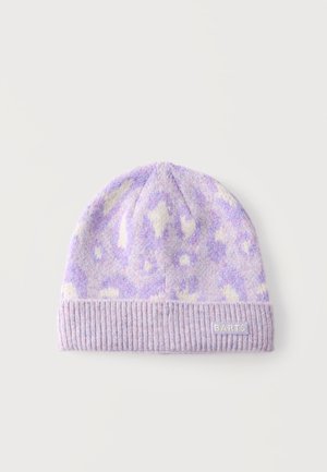 Bonnet en maille douce motif léopard violet pastel et crème, bord-côtes et petite étiquette "BARTS" sur le devant.