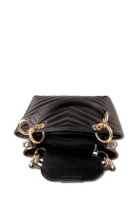 Zwarte quilted leren handtas met gouden ringen en een klein Italiaans vlaggencharme, getoond open met zichtbare compartimenten.