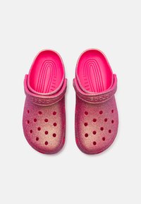 Rózsaszín csillogó klumpák kerek kivágásos dizájnnal, ami szoros sarkú pánttal és texturált belső talppal rendelkezik a kényelem érdekében.