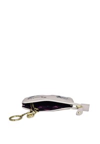 Klein wit tasje van synthetisch materiaal met bloemenpatroon, een gouden rits, ketting en sleutelhanger. Binnenkant is voorzien van donkerpaars stof.