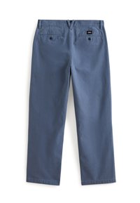 Modré bavlněné kalhoty s rovný střih, obsahující dvě zadní kapsy a malou značkovou nášivku, hladká textura a minimální detaily.