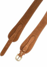 Brązowy zamszowy pasek do gitary o gładkiej teksturze, zwężających się końcach i zapięciu w złotym odcieniu. Posiada przeszycia wzdłuż brzegów oraz otwory do regulacji.