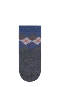 Grau socken mit blauer Manschette, die ein blau-weiß-rotes Argyle-Diamantmuster nahe der Oberseite zeigt.