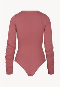 Langarm bodysuit in stofroze, met een ronde halslijn en geplooide details langs de mouwen, gemaakt van zachte, rekbare stof.