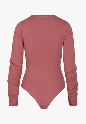 Langarm bodysuit in stofroze, met een ronde halslijn en geplooide details langs de mouwen, gemaakt van zachte, rekbare stof.