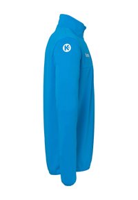 Blauwe fleecejack met een hoge kraag en een rits aan de voorkant. Heeft een logo op de schouder en een gladde, zachte textuur.