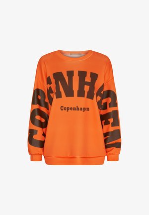 Lys orange sweatshirt med stor sort tekst "COPENHAGEN" tværs over bryst og ærmer, rund hals og lange ærmer med manchetter.