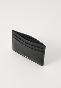 Portofel din piele neagră, cu suprafață texturată, design subțire, dotat cu mai multe sloturi pentru carduri și un logo. Deschis într-un unghi, arătând căptușeala interioară.